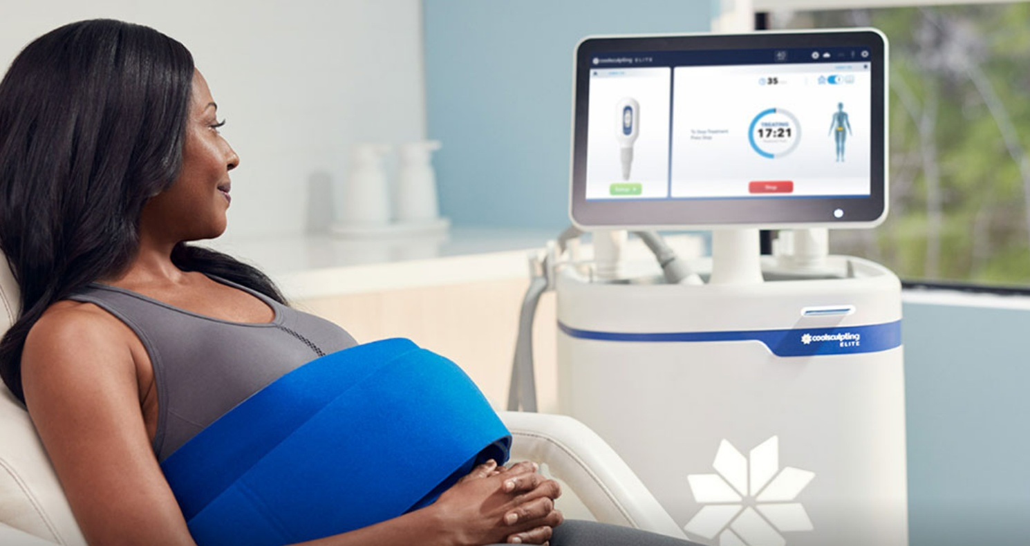 woman getting coolsculpting treatment